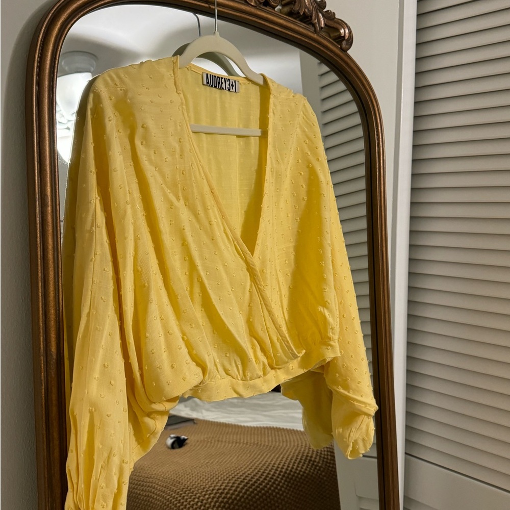 Cute spring top! - Picture 2 of 4